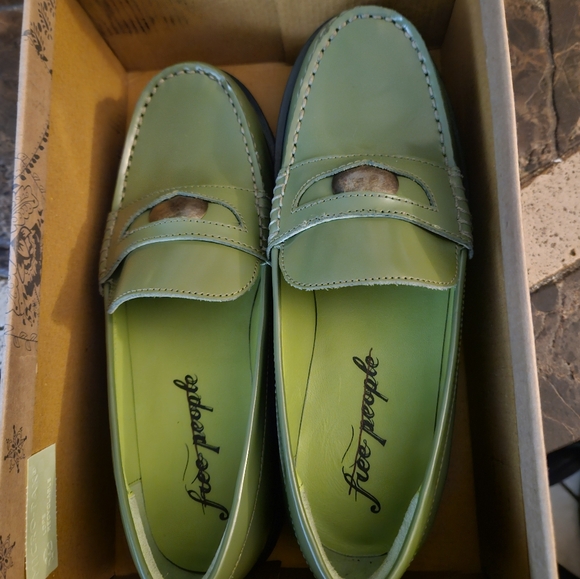 Free People Liv Loafer Serpent Green Sz 37 US  6.5/7 NEW IN BOX - Picture 7 of 10
